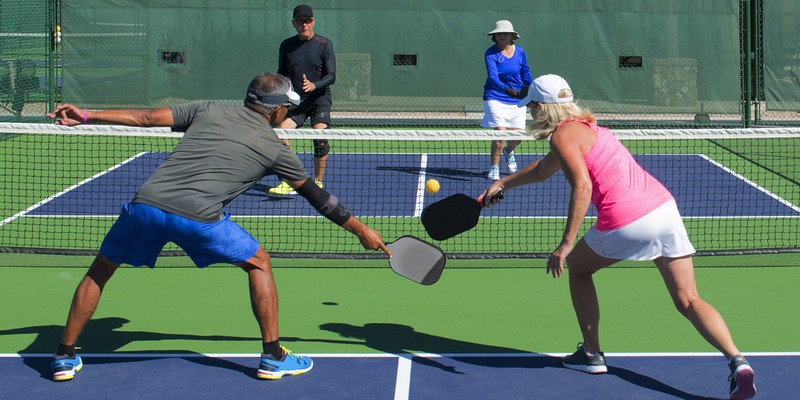 Cách chơi Pickleball vô cùng đơn giản và dễ hiểu nên phù hợp với nhiều đối tượng khác nhau